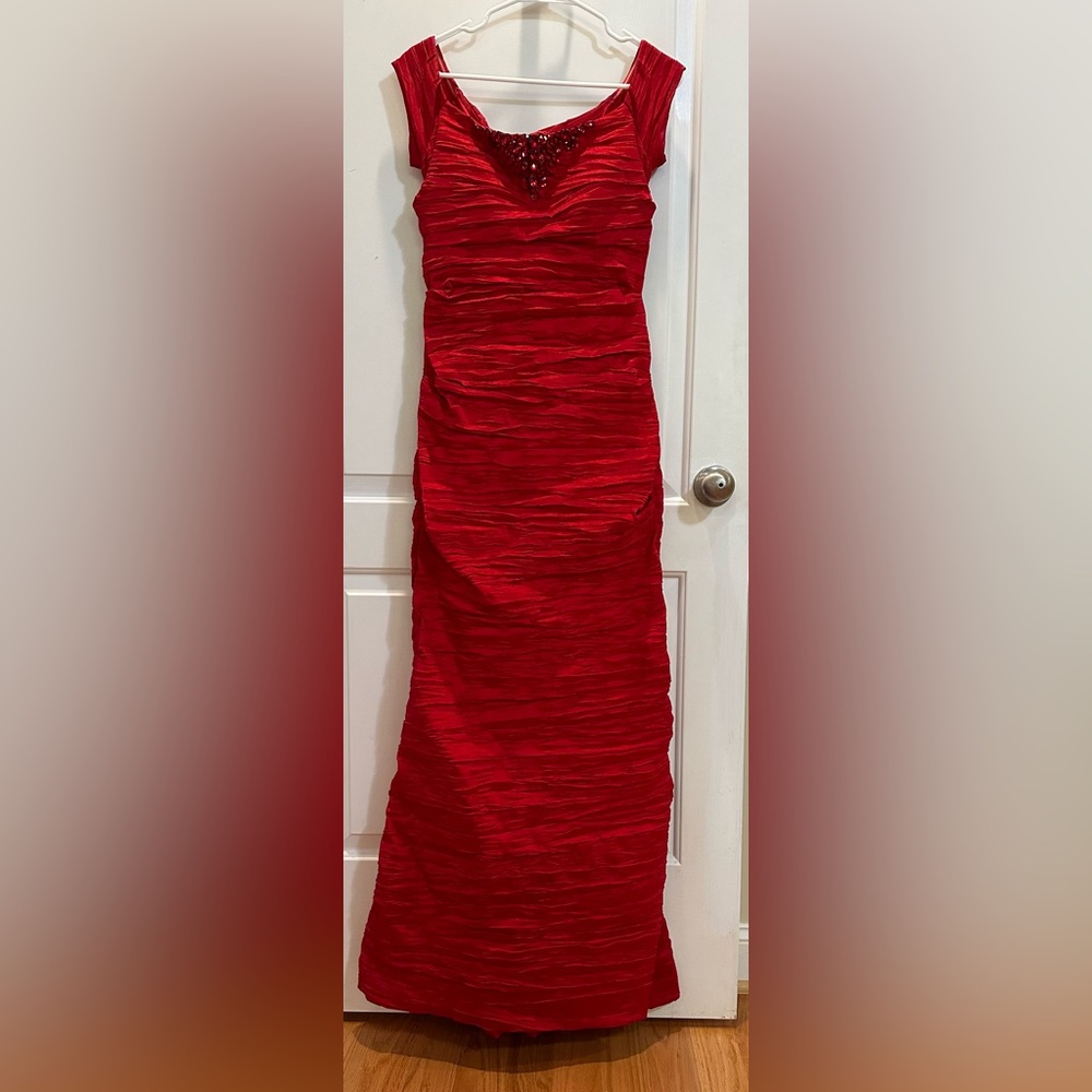 Alex Evenings Red Ruched with spandex, off the shoulder. Fully lined, Size 8.